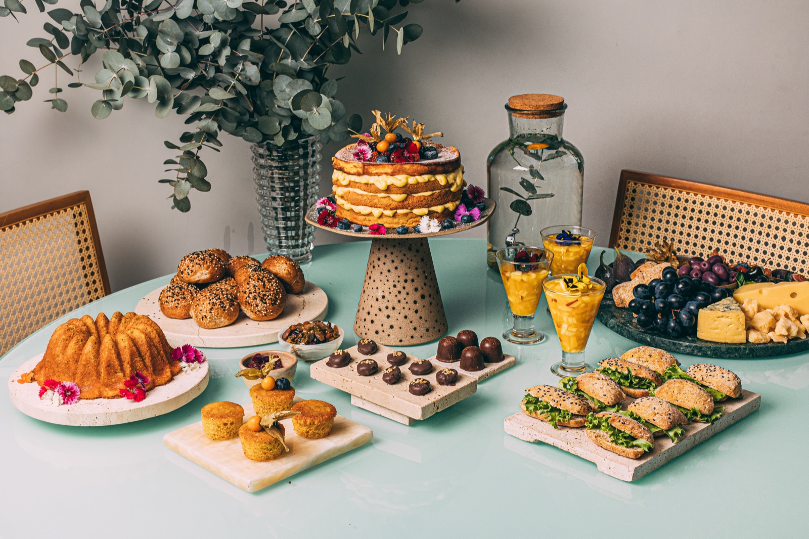 Mesa de catering Balance com pães, bolos, sanduíches e sucos